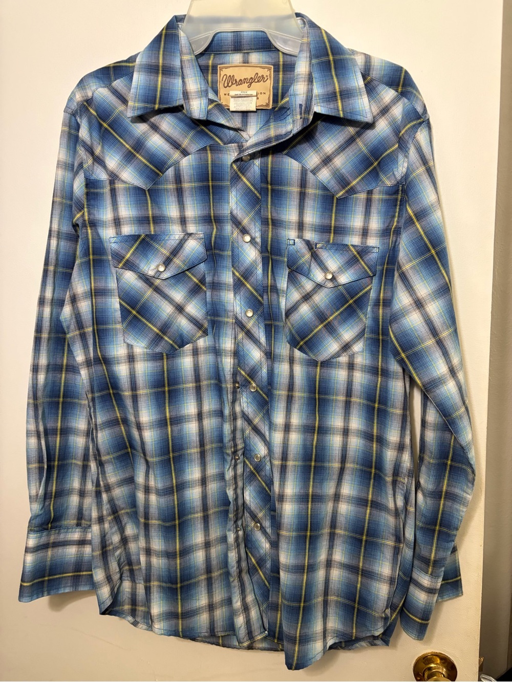 Wrangler women’s Blue Plaid Long Sleeve pearl snap Front Shirt medium